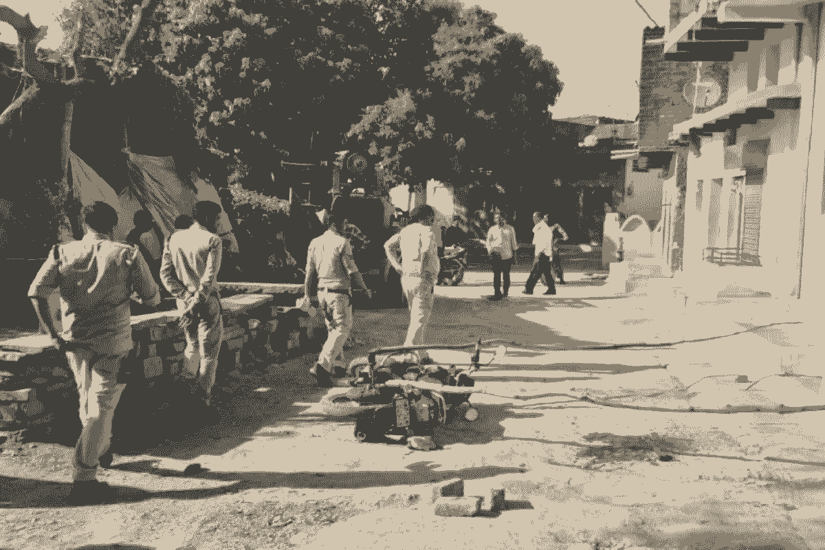 Cops arrive at crime scene