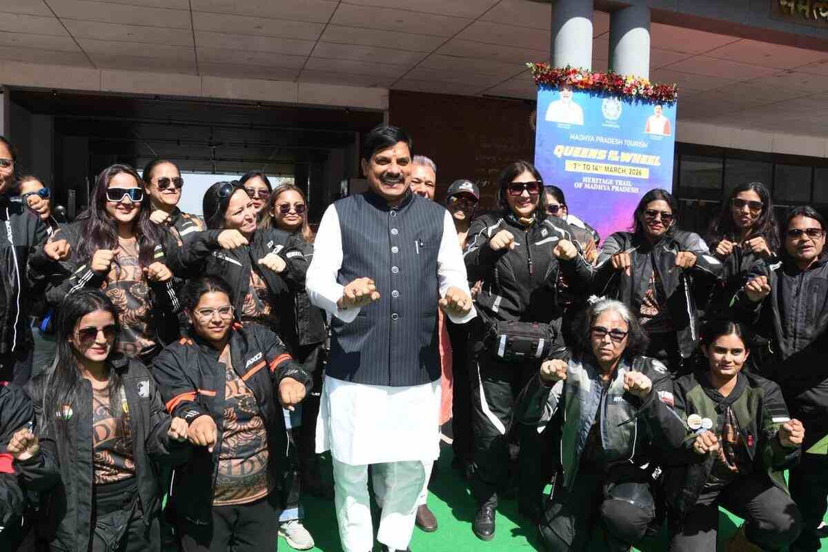 CM Dr Yadav posing with the participating bike riders
