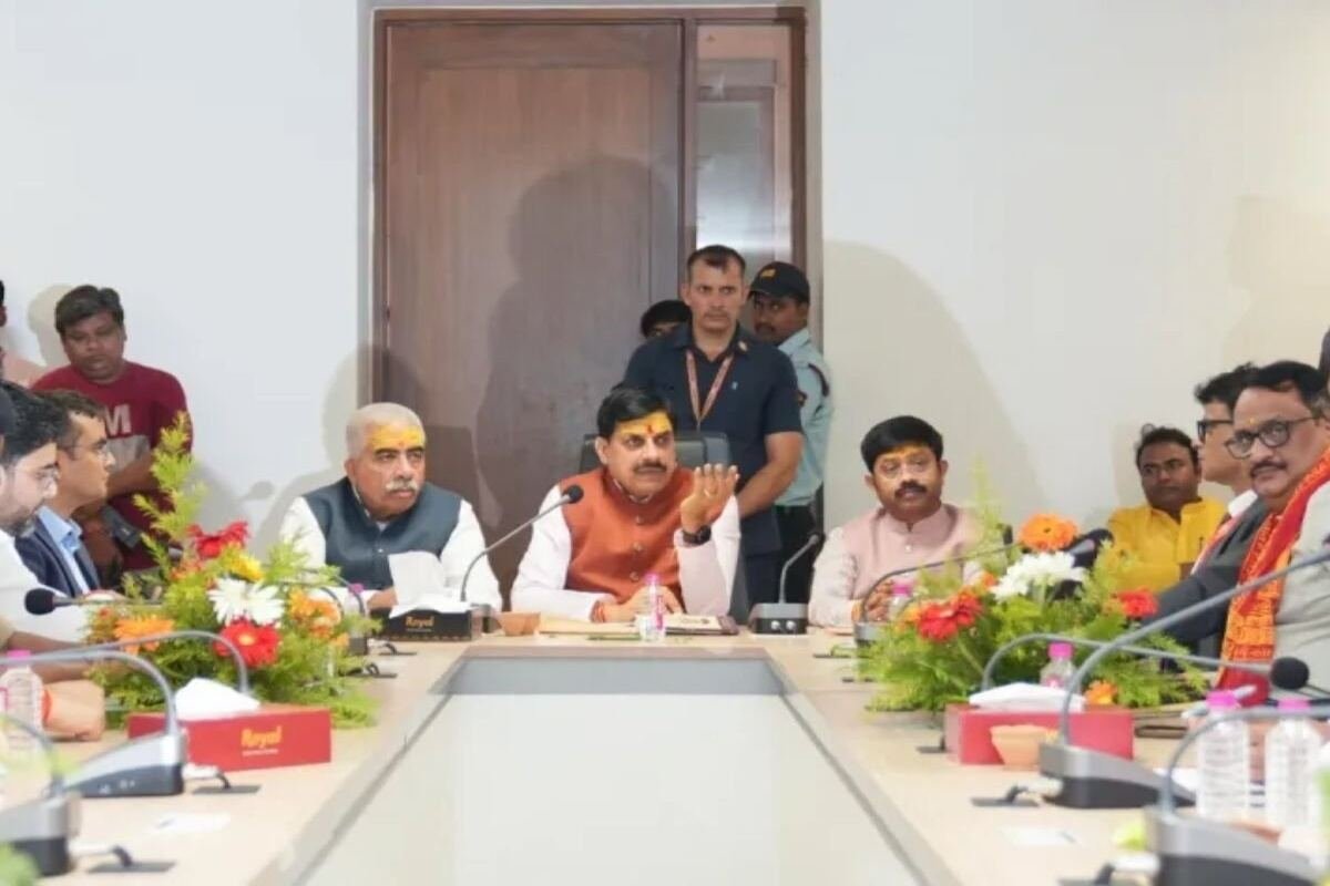 MP CM Dr Yadav in a meeting held in Varanasi