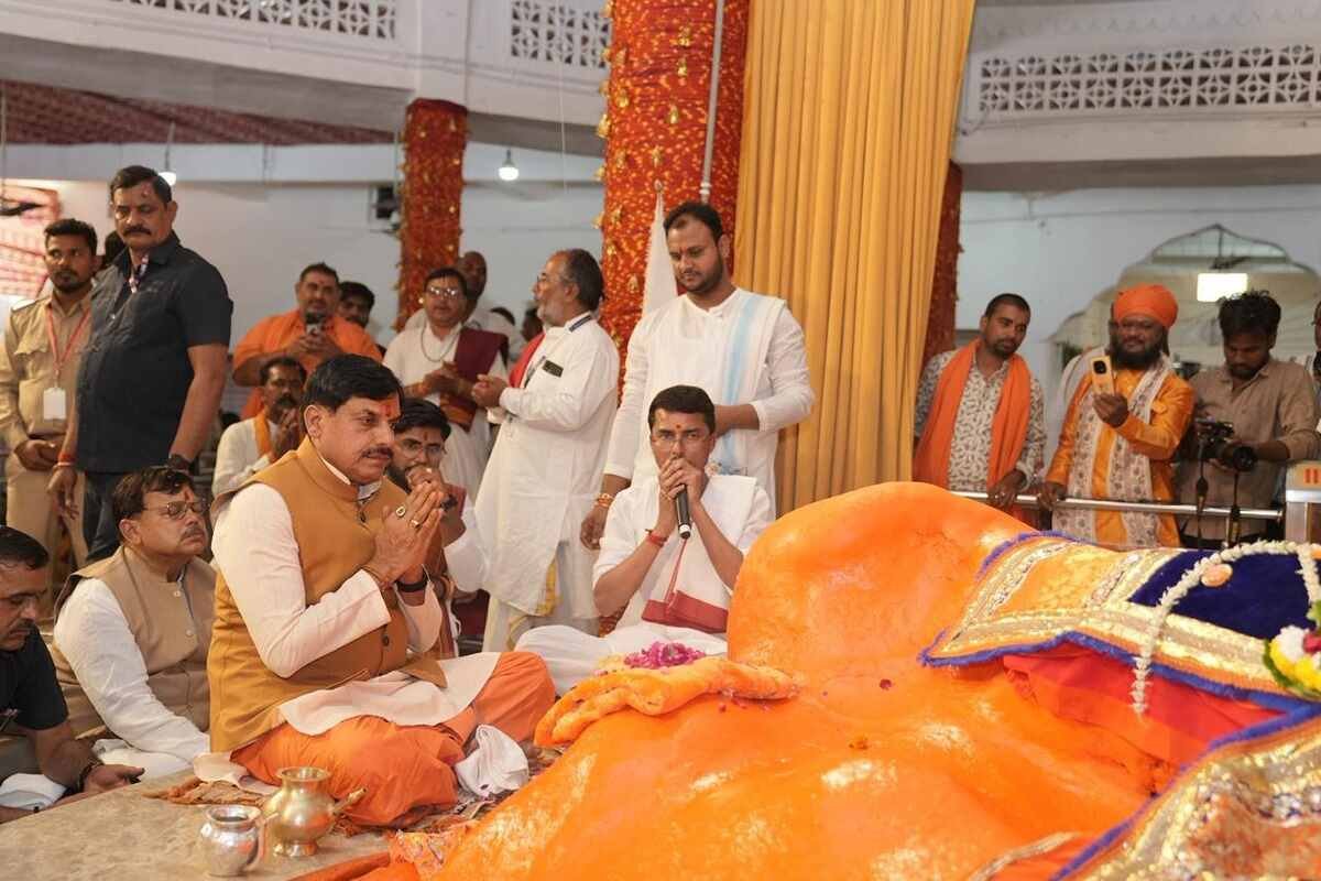 MP CM Dr Yadav paying obeisance to Lord Hanuman