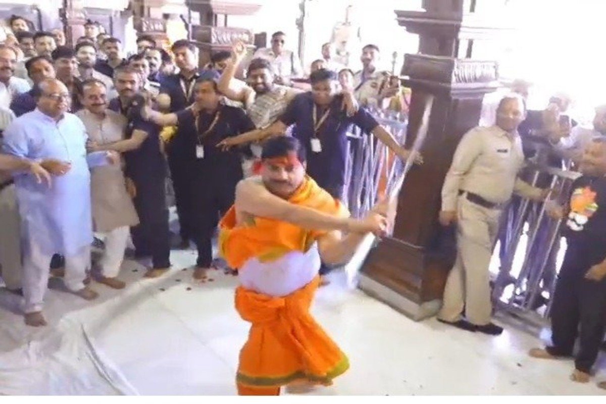 MP CM Dr Yadav demonstrating weapons' use