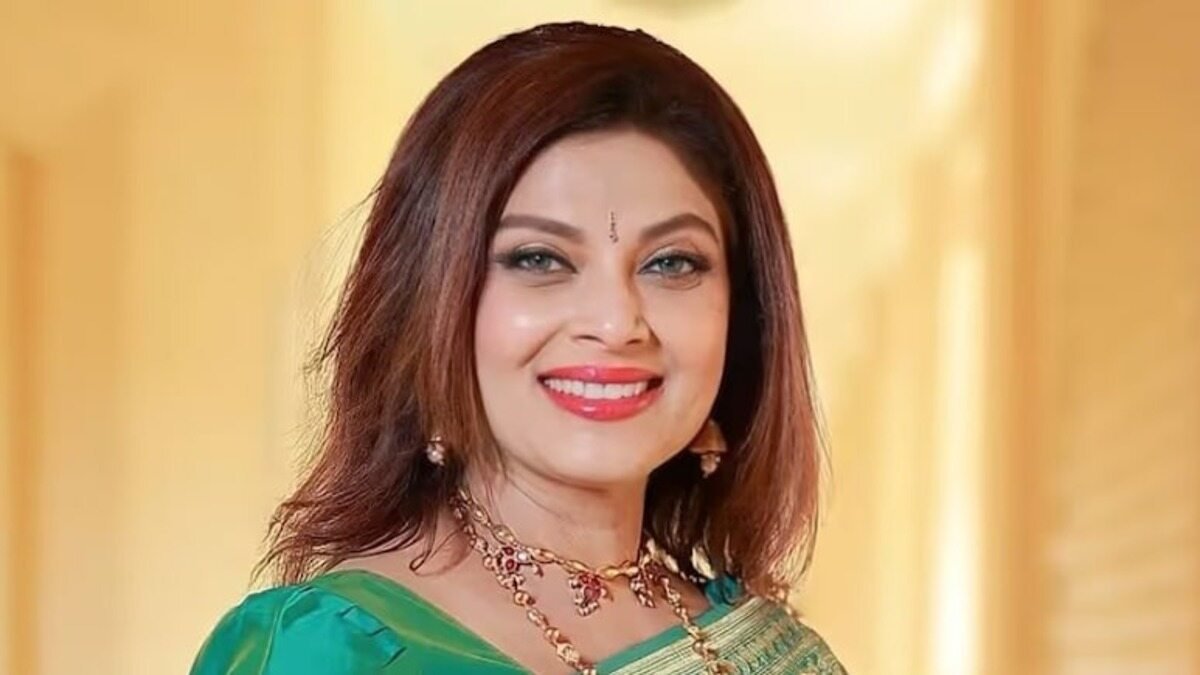 Man dupes actor Varsha Usgaonkar, 4 others of Rs 47L; booked