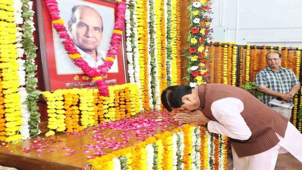 MP CM Dr Yadav pays floral tributes to assembly’s former speaker Yagya Dutt Sharma