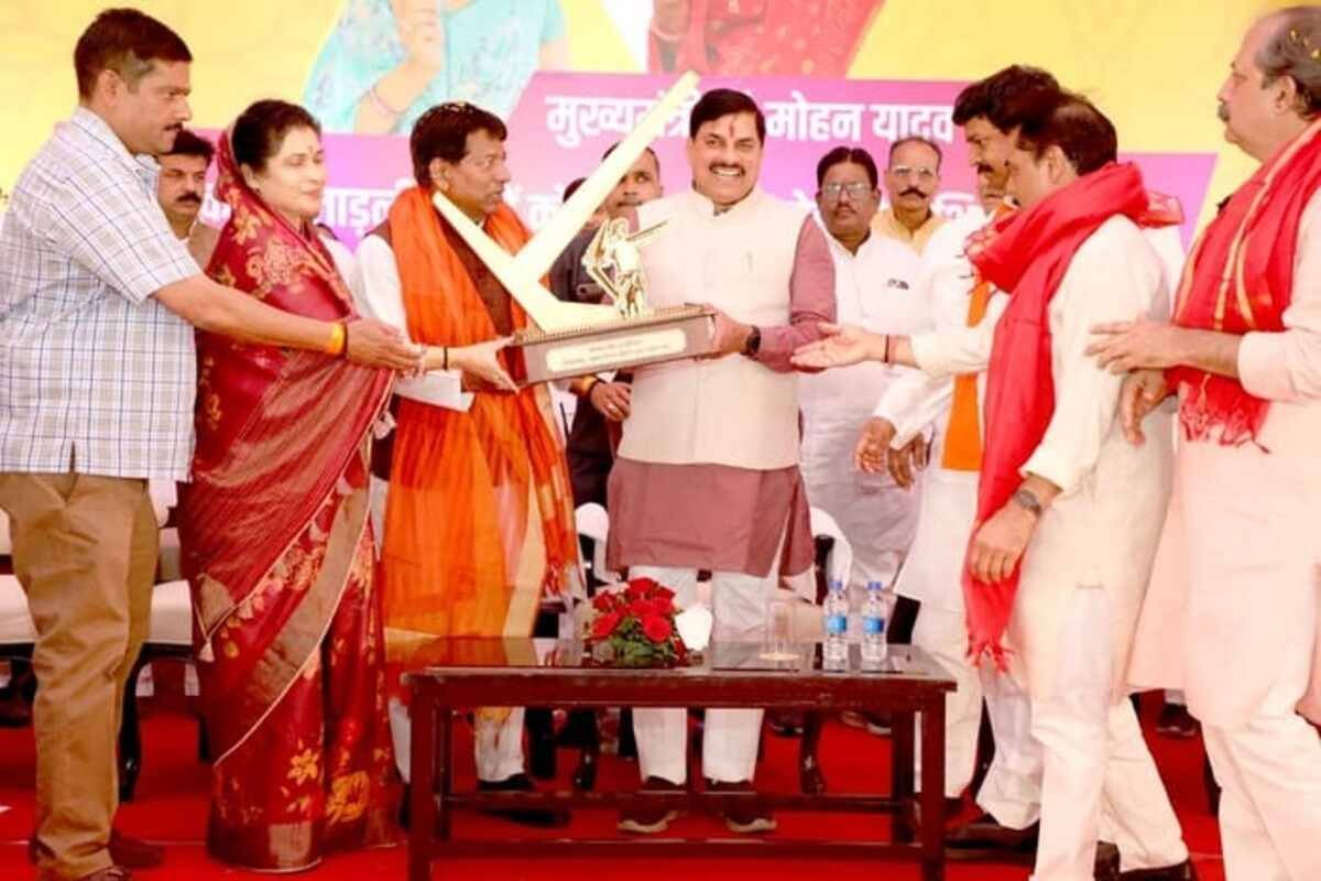 CM Dr Yadav meeting dignitaries on the occasion