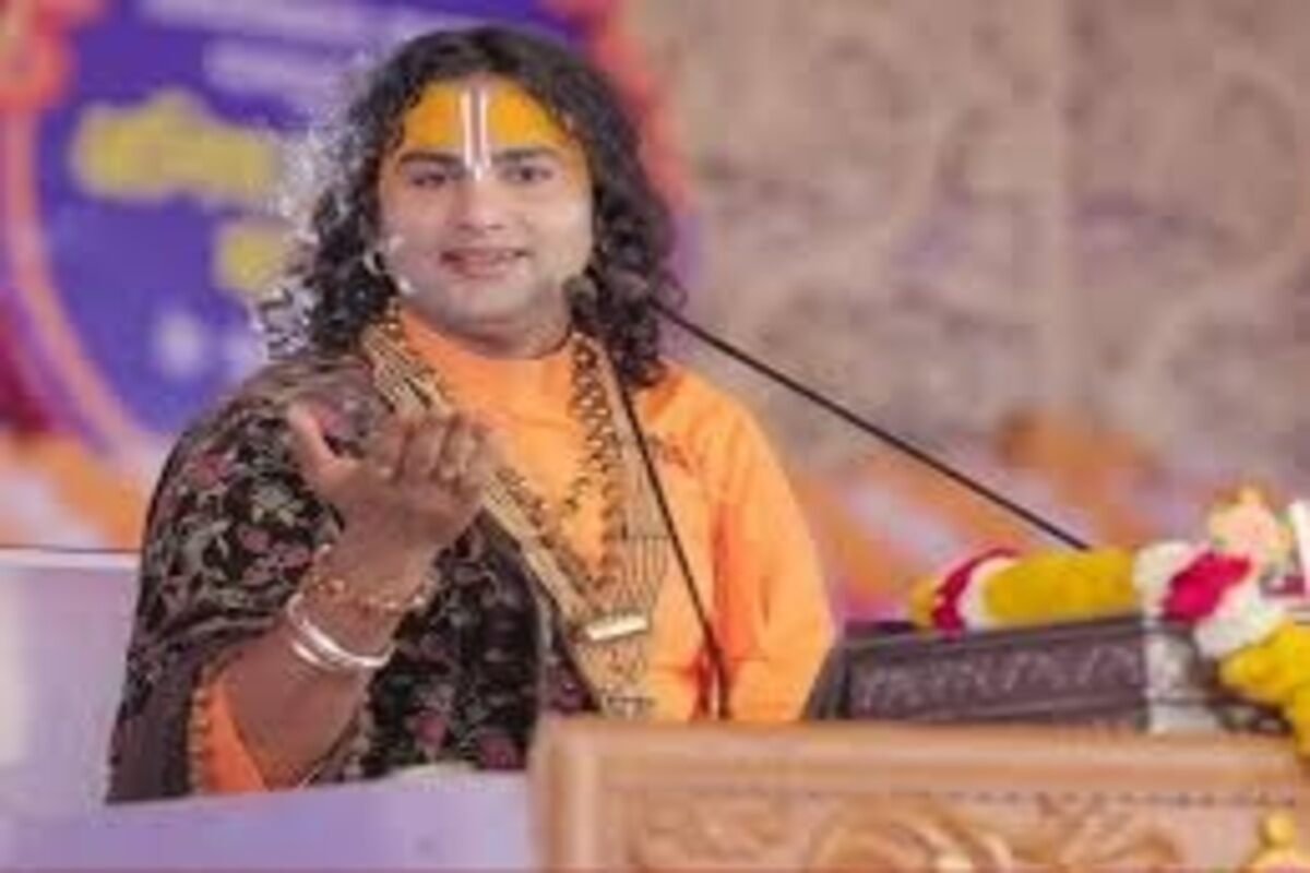 Preacher Aniruddhacharya during a teaching