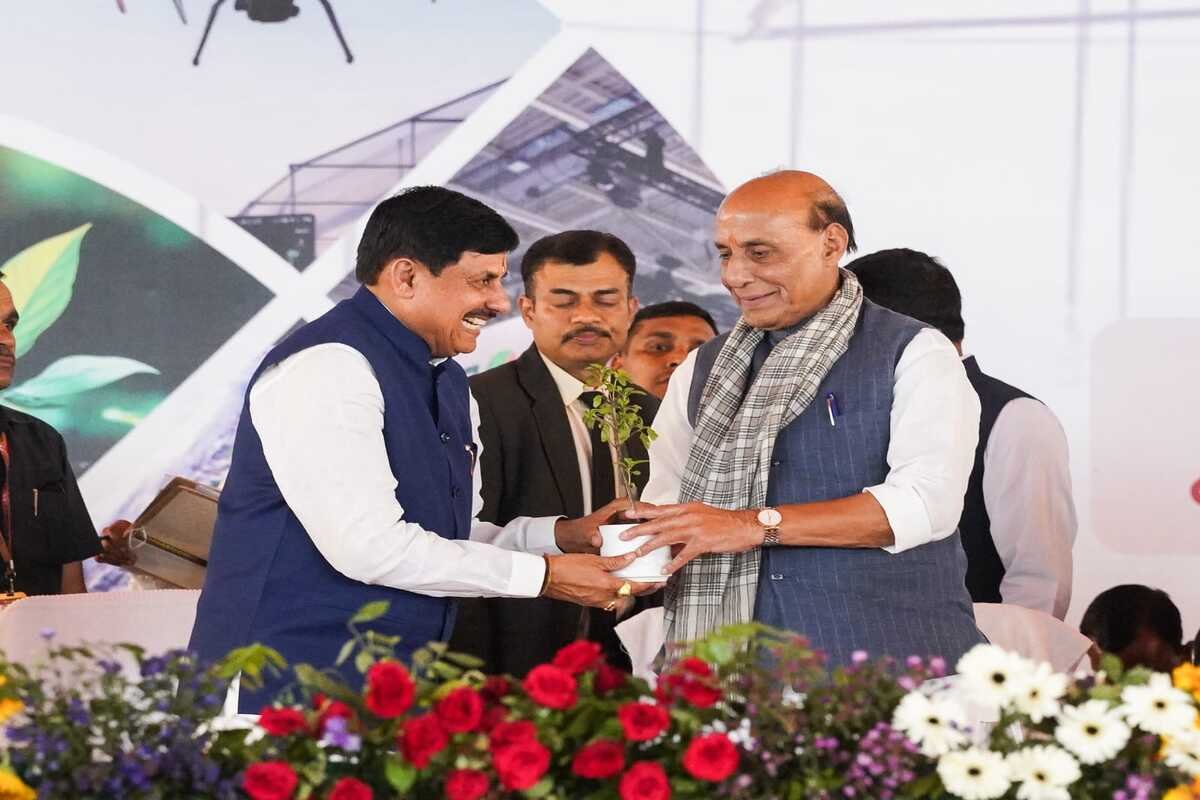 MP CM Dr Yadav greeting Minister Rajnath Singh